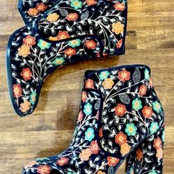BEAUTIFUL embroidered Boots Size 9 Adult