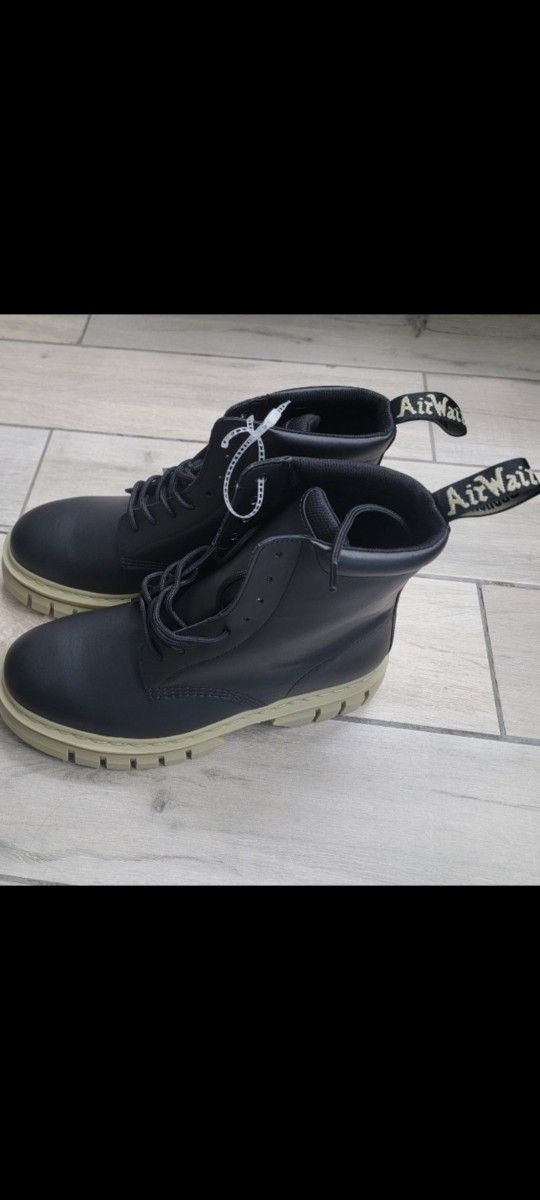 DR MARTENS SIZE 10 MENS NEW