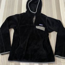 WOMENS BLACK PATAGONIA HOODED PULL OVER 