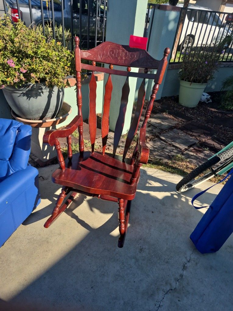 Adult Rocking Chair Heavy Duty Great Condition