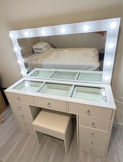 White Hollywood Vanity Makeup Table w/ Lighted Mirror, Drawers & Stool