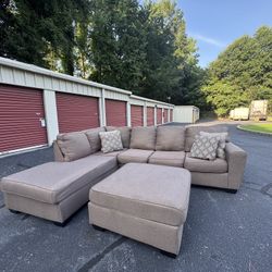 Mocha Ashley Sectional W/Ottoman ( Delivery Offered !)