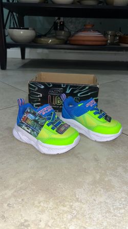 Sketchers S-Lights Light Up Toddler Boy’s Tennis Shoes, Size 5