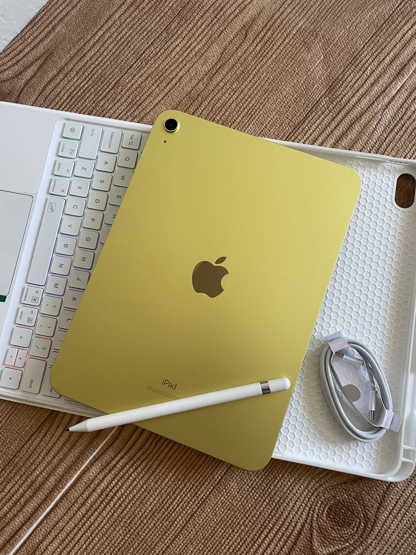 Apple iPad 10th Generation 256GB With Keyboard case and Pencil