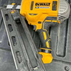 DEWALT 20V MAX XR Lithium-Ion Cordless Brushless 2-Speed 30° Paper Collated Framing Nailer