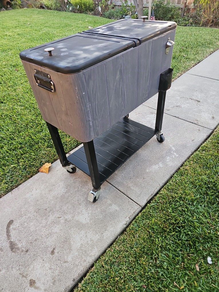 Ice Chest Clean W Wheels Metal Bottom