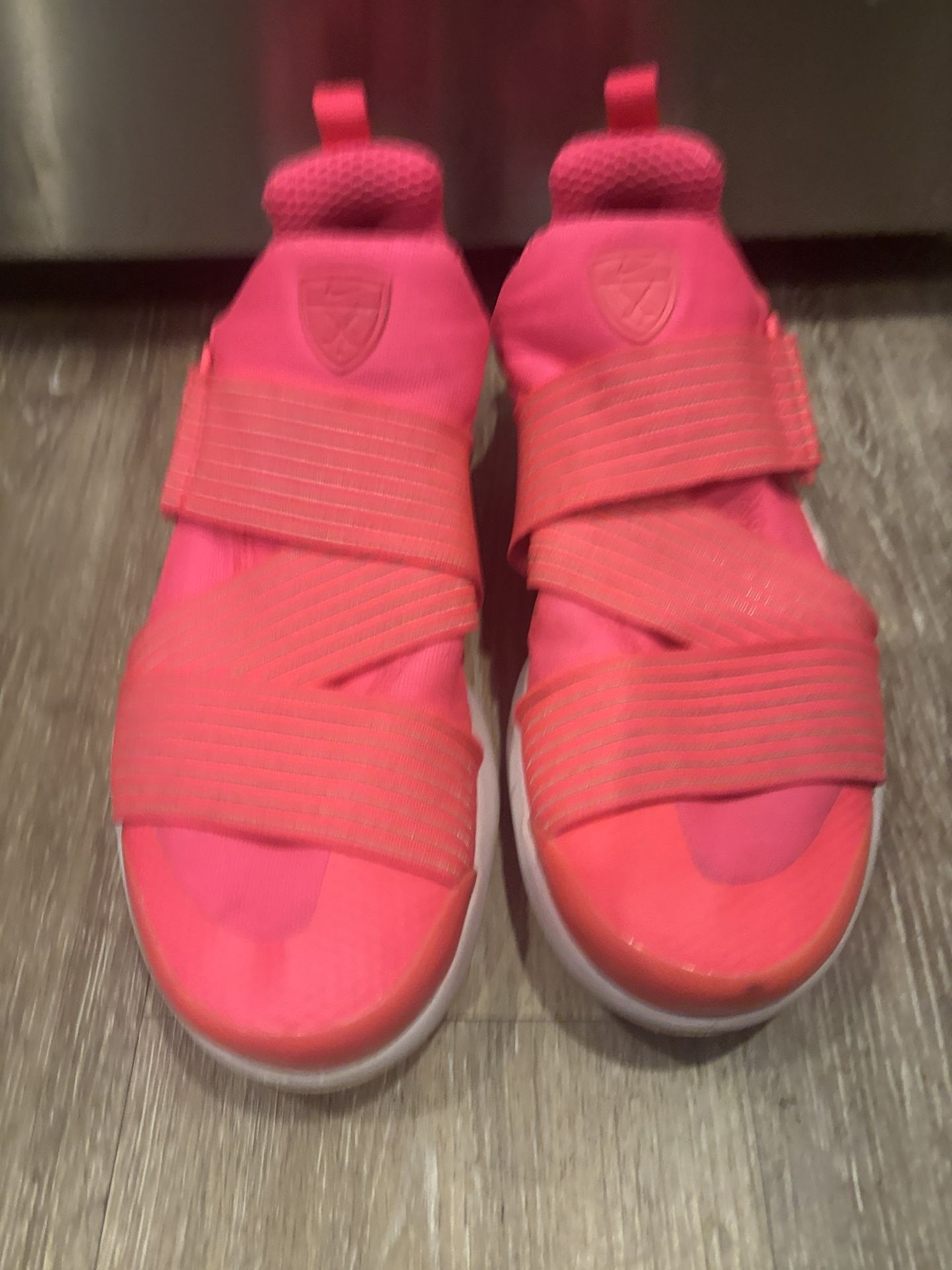 Women’s Nike Shoes Size 9