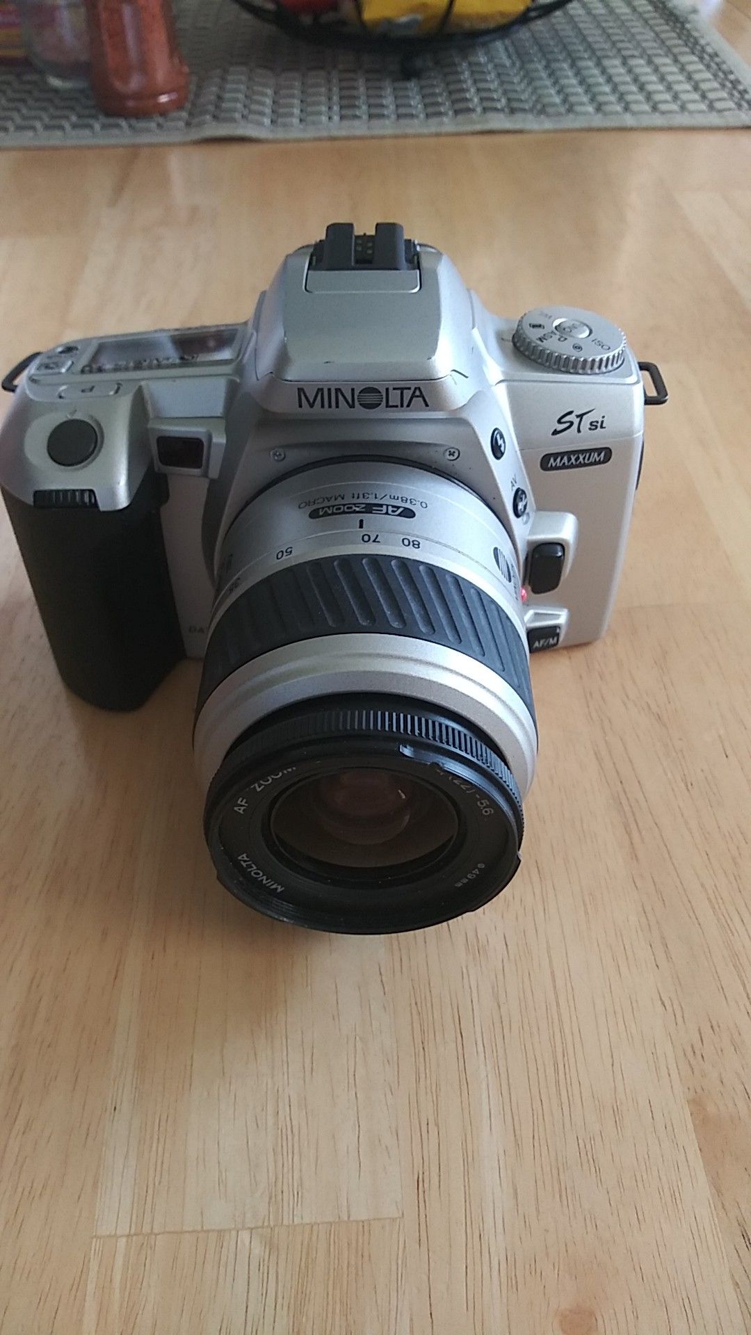 Minolta ST si Maxxum Date 35 mm Film camera with 35-80mm Lens