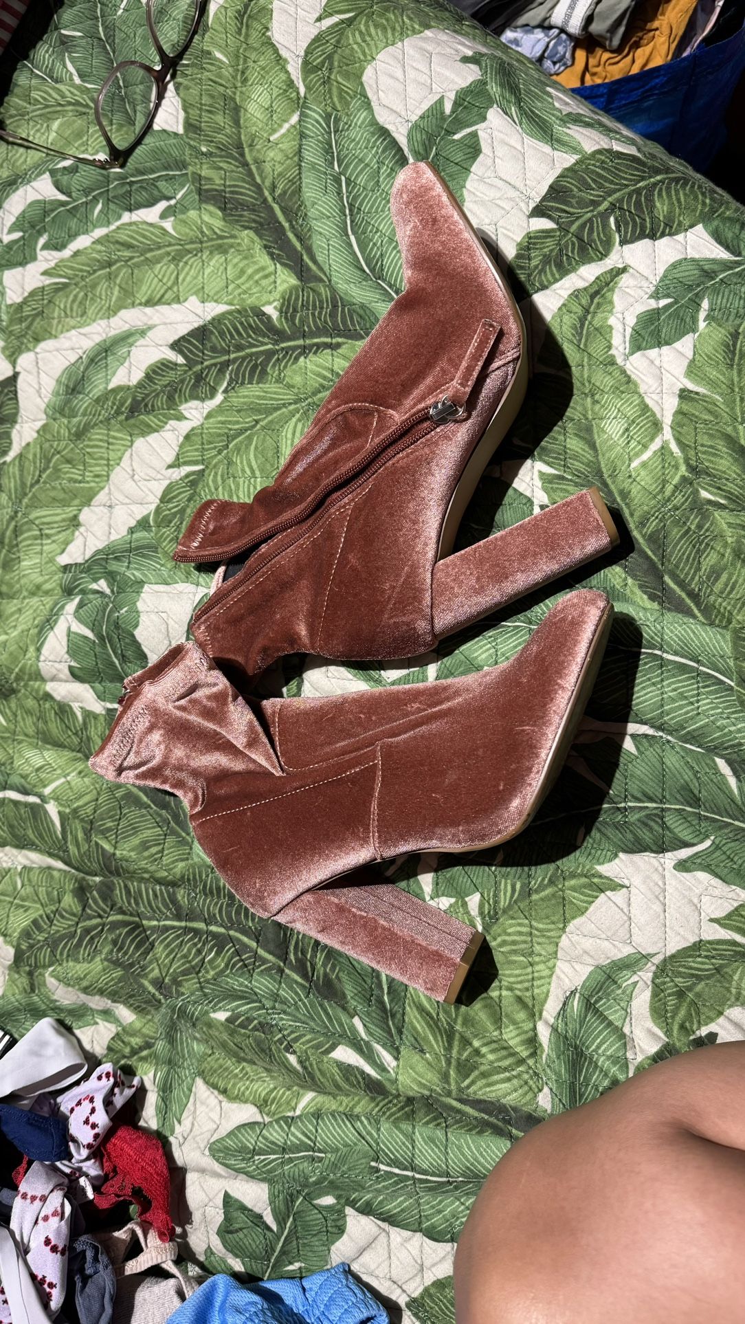 Steve Madden Mauve Pink Velvet Side Zip Block Heel Ankle Booties size 8.5
