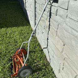 Manual 4-Blade Push Mower with Lightweight Design - Sustainable Lawn Maintenance