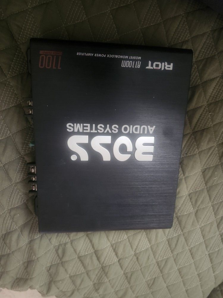 Boss 1100 amplifier