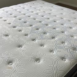 Queen Size , Sealy posturepedic Like New Mattress 