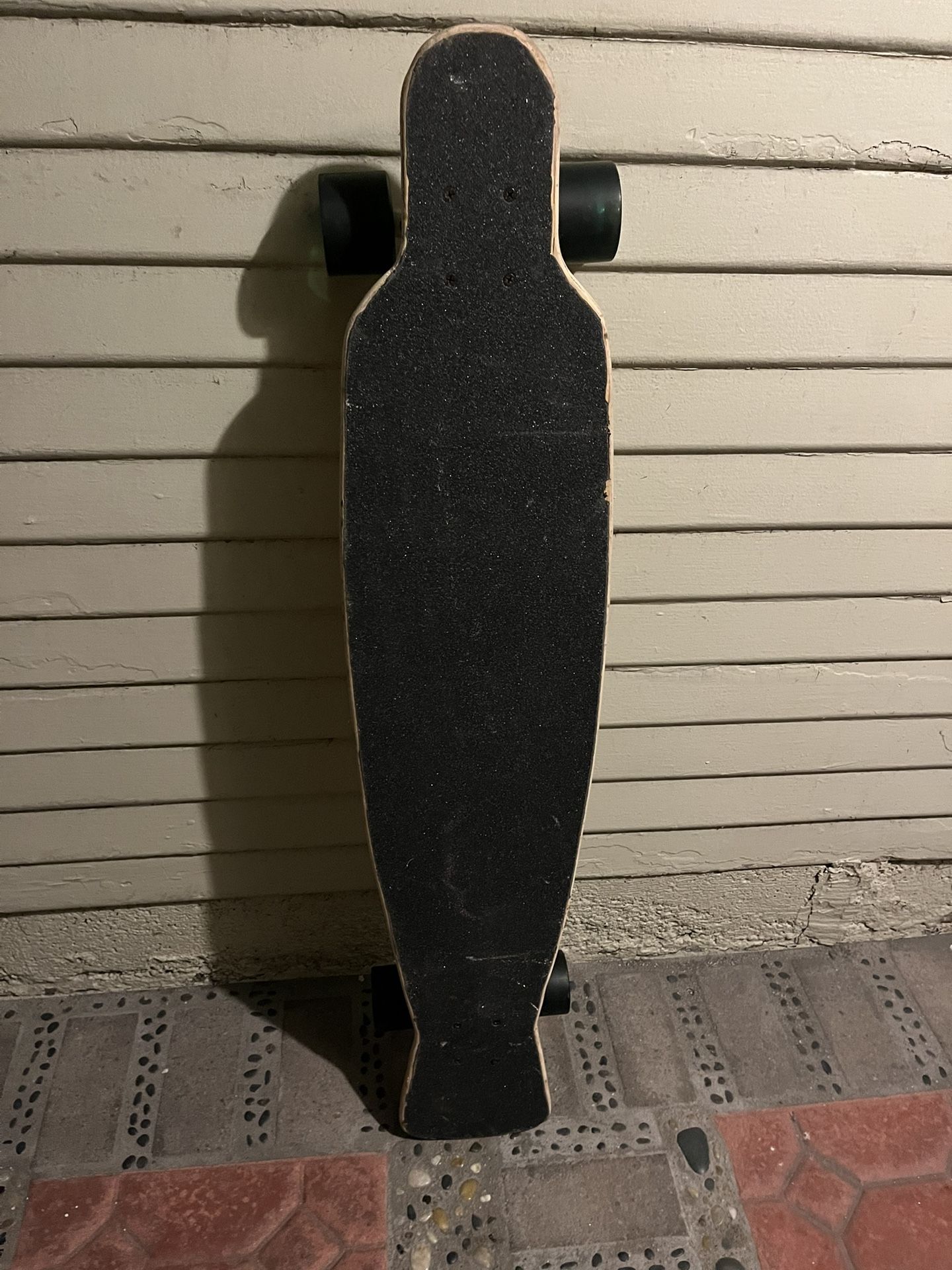 This long skateboard features a smooth, stable ride with a durable wood deck, strong trucks, and soft, grippy wheels. Perfect for cruising, carving, o