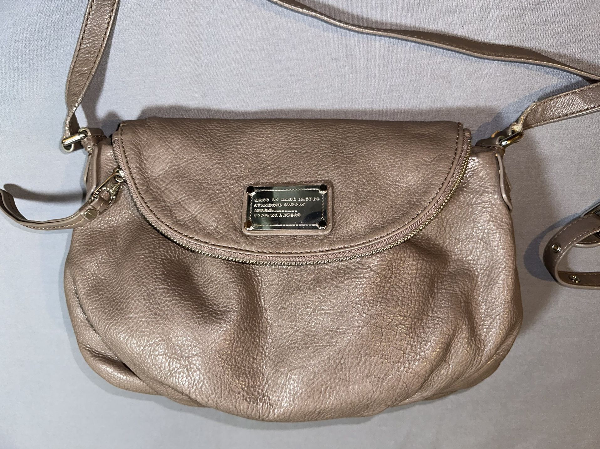 Marc by Marc Jacobs Classic Q Natasha Taupe Gray Pebbled Leather Crossbody Bag. 13” x 10” x 4” The body is in excellent condition. One of the stra