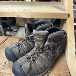 LOW PRICE MOVING- KEEN MENS $260 + TAX RETAIL HIKING BOOTS 