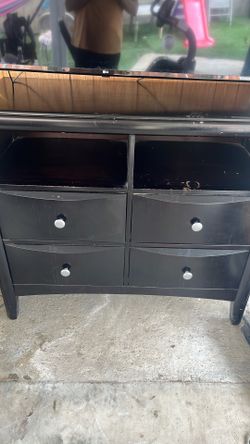 Mueble color negro  necesita un poco de pintura