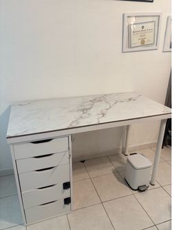 Nail desk