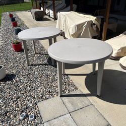 (1) Gracious Living 42” Capri Round Table