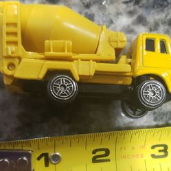 Maisto Concrete Mixing Mixer Truck Diecast Vehicle Yellow