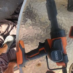 Ridget  taladro enpacto cortadora son 5  cosas 4 baterias y cargador