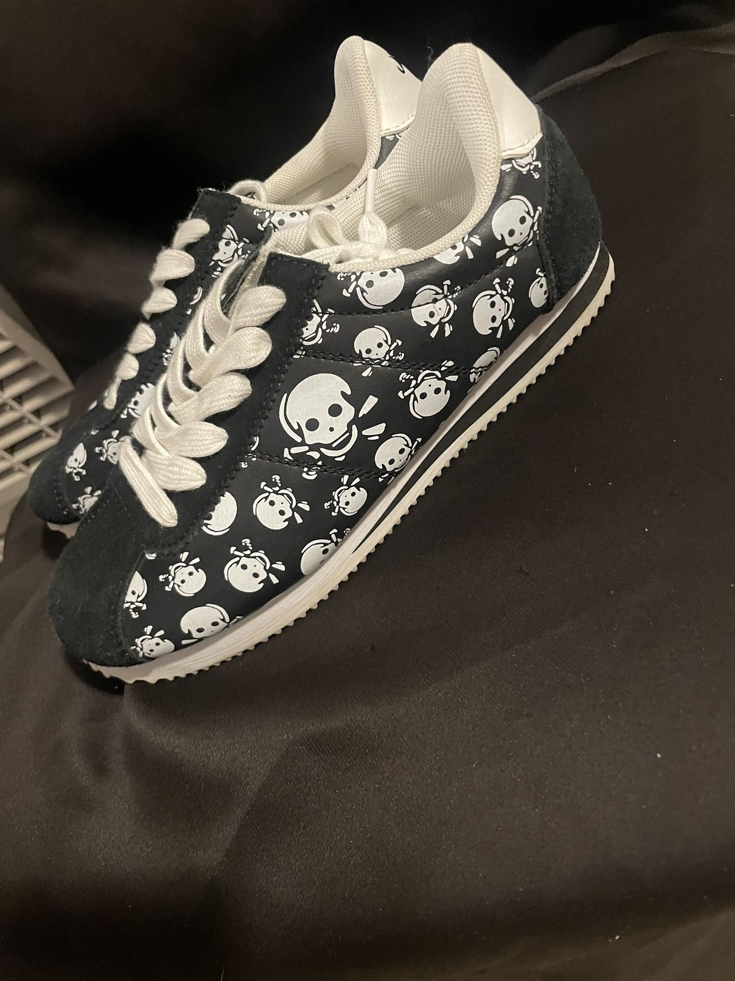 Skull Shoes Size 6 for Sale in Bakersfield, CA OfferUp