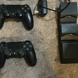 PS4 Controllers And Charger 