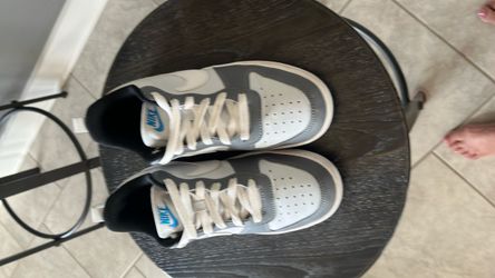 Size. 5.5 boys Nike shoes. Like new!!