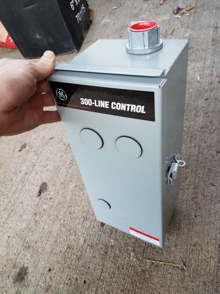 General Electric 300 line control box breaker panel