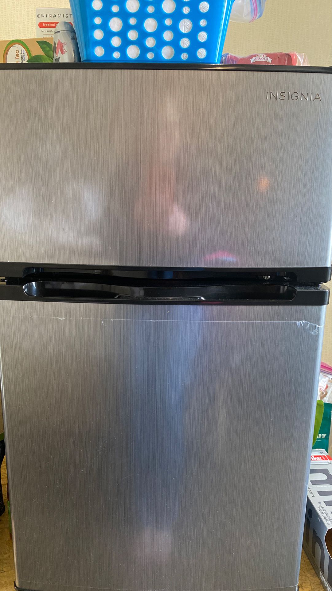 Mini Insignia freezer/refrigerator