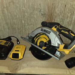 20V MAX Cordless Brushless 6-1/2 in. Sidewinder Style Circular Saw With Battery And Charger.