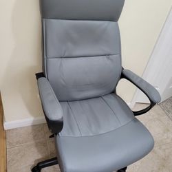 Ergonomic Chair Like new,weight capacity 275, tilts back and.goes up/down