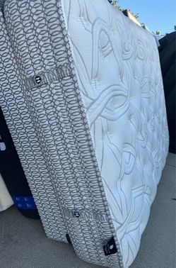Good Queen set mattress and box spring