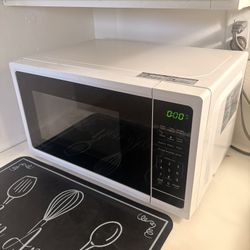 Vissani Home Depot Microwave (LIKE NEW) 
