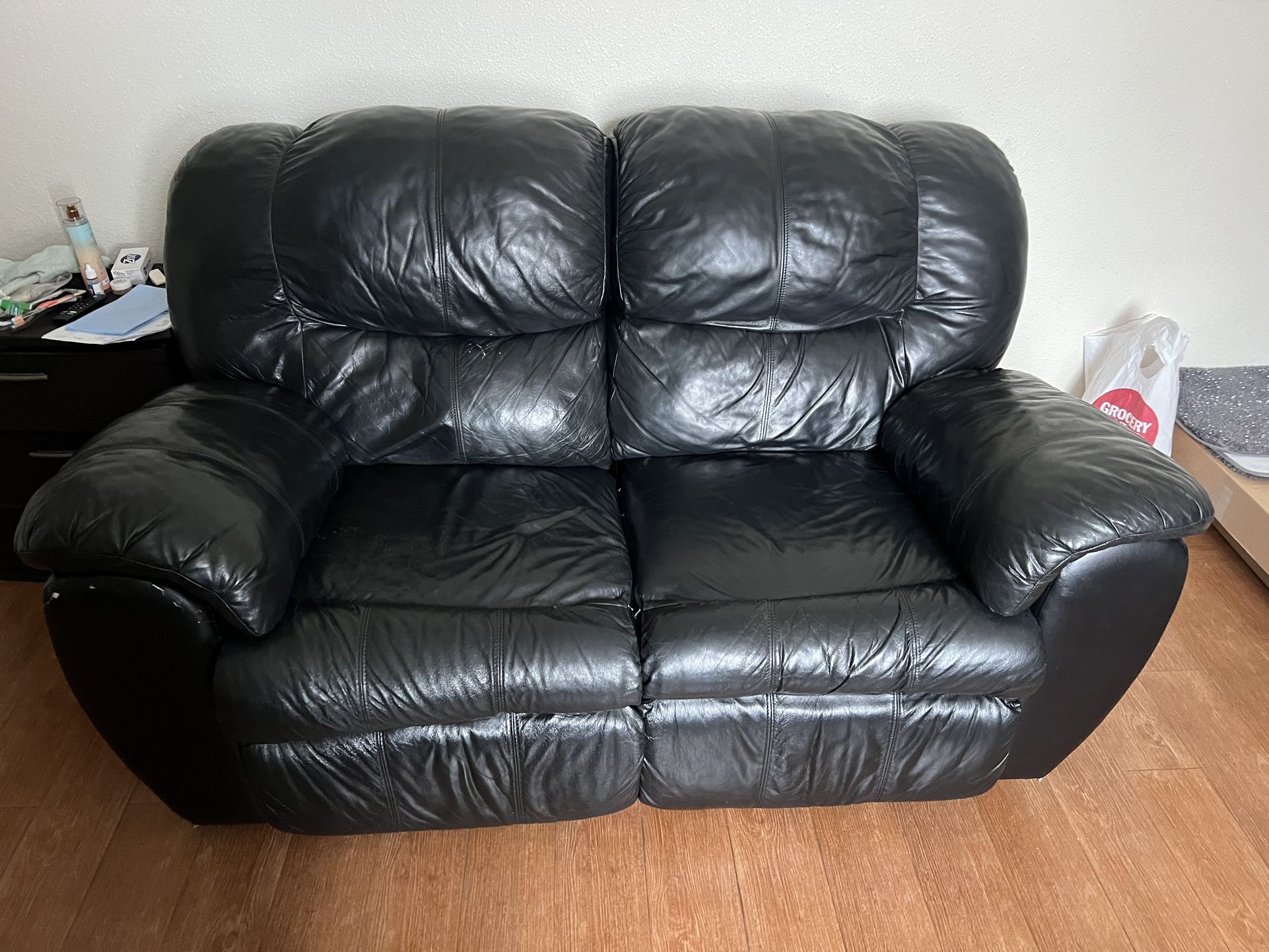 sofa Free  Recliner black Leader Good 😎