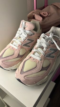 Selling pink new balances!! Size 5.5 US