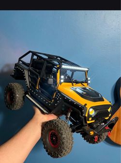 it’s non-branded Jeep Wrangler off-road crawler has upgraded fan on motor has working winch has light bar and lights has turn signals as well. Comes w