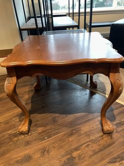 Henredon traditional accent end table featuring a banded, bookmatched mahogany top with claw and ball feet.