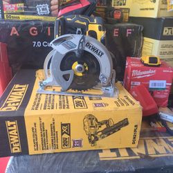 DEWALT 20-Volt MAX Cordless Brushless 7-1/4 in. Circular Saw with FLEXVOLT ADVANTAGE (Tool Only) Slightly  Used 
