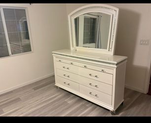 Bedroom dresser with mirror and jewelry box on top drawers