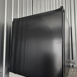 Hisense 1.6 cu.ft. Compact Refrigerator (Black)
