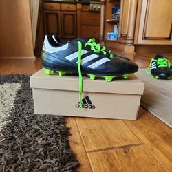 EUC Addidas Soccer Cleats - Size 7 Adult / 5.5 Youth 