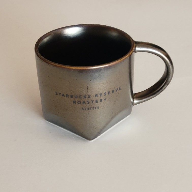 2017 Starbucks Reserve Roastery Seattle. Bevel Mug Dark Metallic Bronze 
12 oz  Pre-owned,  good shape, no chips or cracks, some small scratches, 
.  