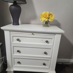 Ivory bedroom set (4 peice)