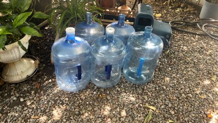 5 galons x wuater  on a good condition all x 20.00 in Rialto ca. 5 galones para el agua  tamaño  regular buena condición x 20.00 en Rialto ca.