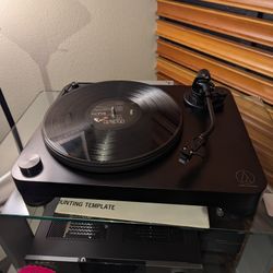 Audio Technica AT-LP7 Turntable