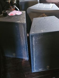 Pair of Yamaha speakers & Pair of Peavey speakers