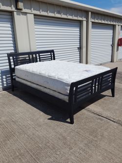 Queen 👑 size bed frame solid wood