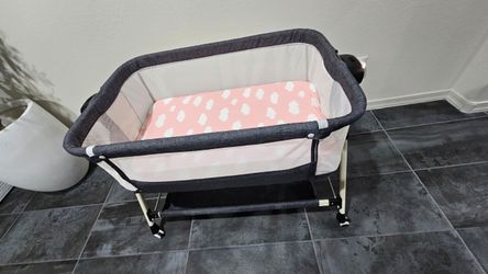 Baby Bassinet with Mesh Sides and Wheels