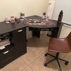 Modern Desk – Great Condition – Ready for Pickup!