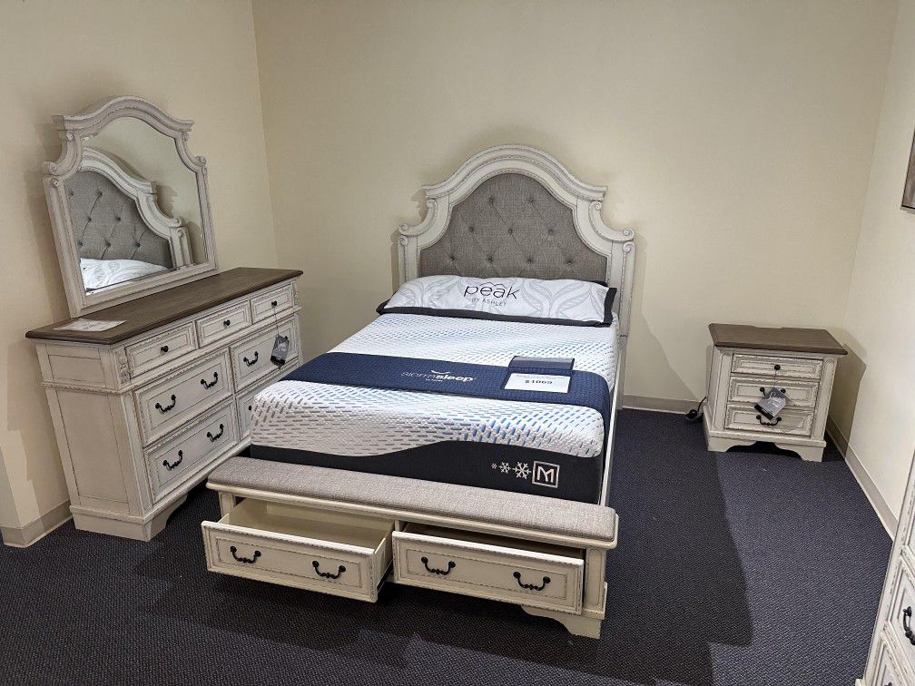 Realyn 6pcs Queen Storage Bed / Dresser/ Nightstand And Mirror 